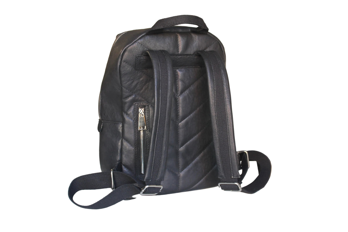 Vista frontale dello zaino Vincenz nero con tasca con zip