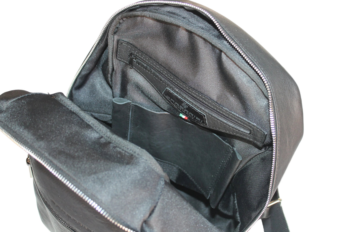 Interno dello zaino Vincenz nero con tasche organizzate