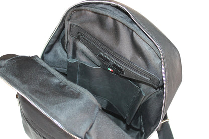 Interno dello zaino Vincenz nero con tasche organizzate