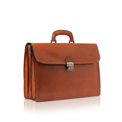 Borsa 24 ore Ferdinand in pelle color cuoio, vista di tre quarti con patta chiusa, manico rigido e scomparti a soffietto.⠋

