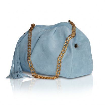 Borsa pasticcino Soley in camoscio color carta da zucchero, vista di tre quarti, con catena dorata e nappina laterale con frange.