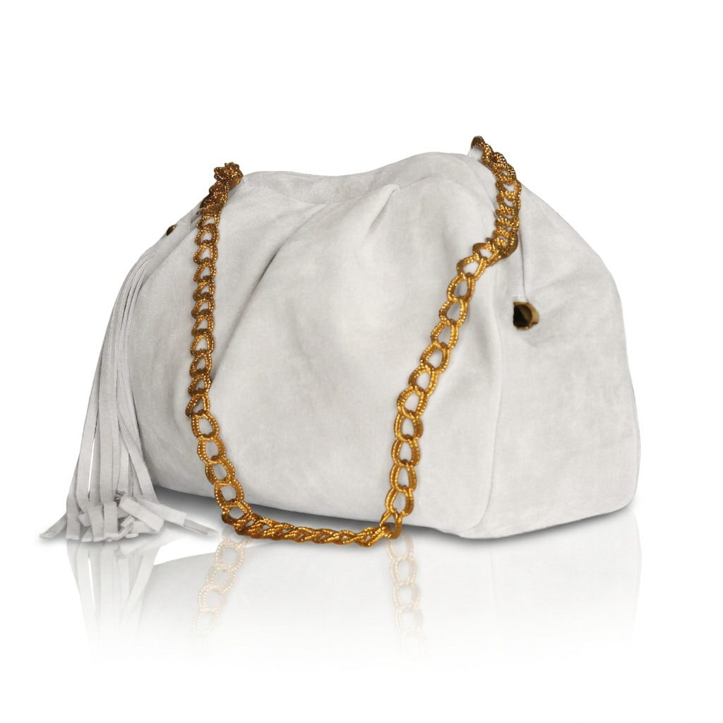 Borsa pasticcino Soley in camoscio bianco, vista di tre quarti, con catena dorata e nappina laterale con frange.