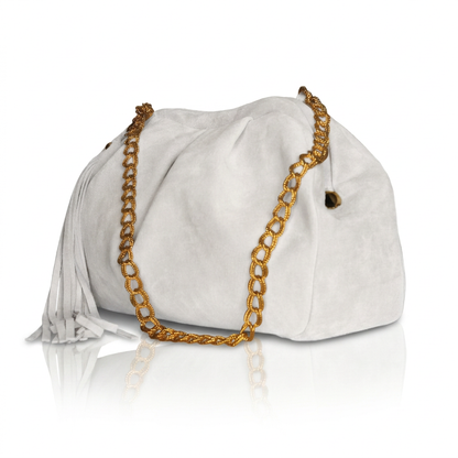 Borsa pasticcino Soley in camoscio bianco, vista di tre quarti, con catena dorata e nappina laterale con frange.