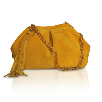 Borsa pasticcino Soley in camoscio giallo senape, vista frontale, con catena dorata e nappina laterale con frange.