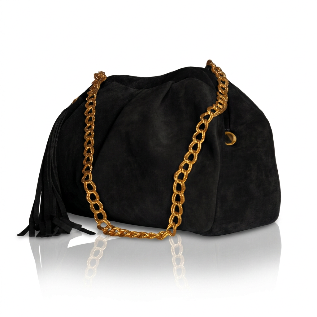 Borsa pasticcino Soley in camoscio nero, vista di tre quarti, con catena dorata e nappina laterale con frange.