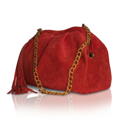 Borsa pasticcino Soley in camoscio rosso, vista di tre quarti, con catena dorata e nappina laterale con frange.