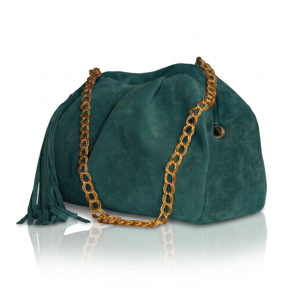 Borsa pasticcino Soley in camoscio verde petrolio, vista di tre quarti, con catena dorata e nappina laterale con frange.