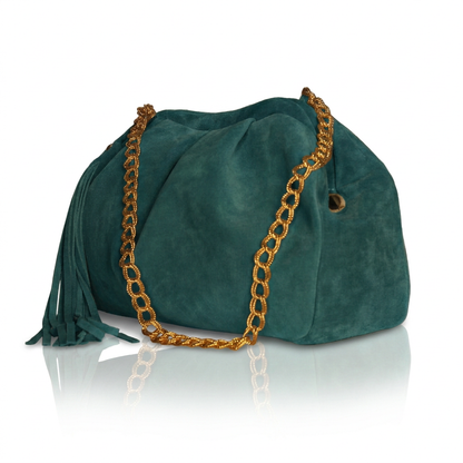 Borsa pasticcino Soley in camoscio verde petrolio, vista di tre quarti, con catena dorata e nappina laterale con frange.