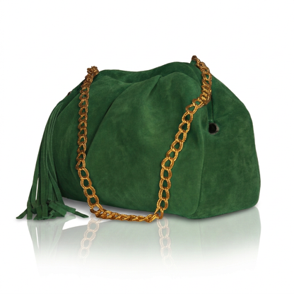 Borsa pasticcino Soley in camoscio verde, vista di tre quarti, con catena dorata e nappina laterale con frange.⠋

