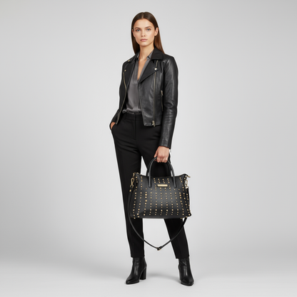 Modella con borsa Domy nera martellata