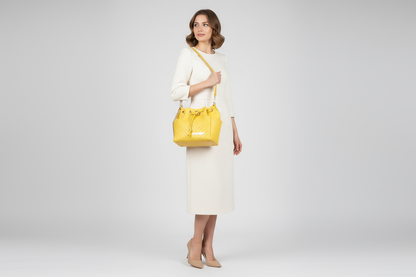 Modella con borsa gialla a secchiello