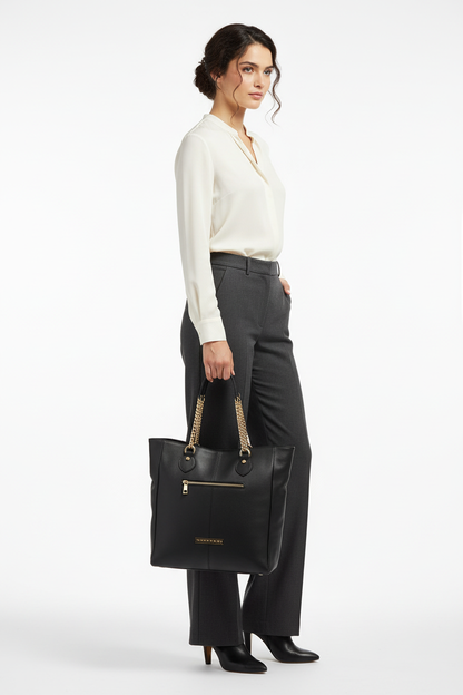 Modella con borsa Marzia