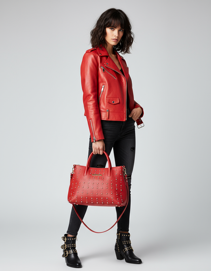 Modella con chiodo rosso e borsa Domy rossa con borchie