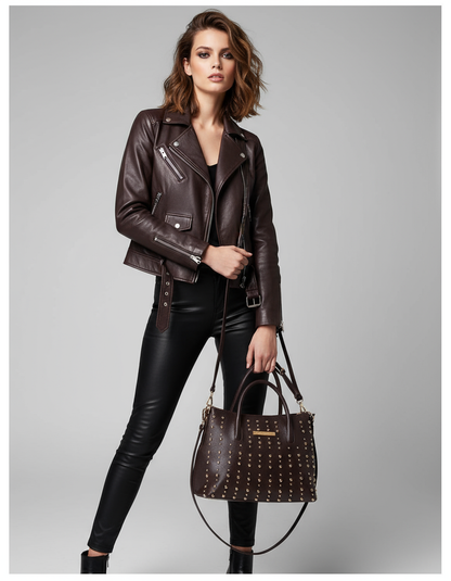 Modella con chiodo testa di moro e borsa Domy