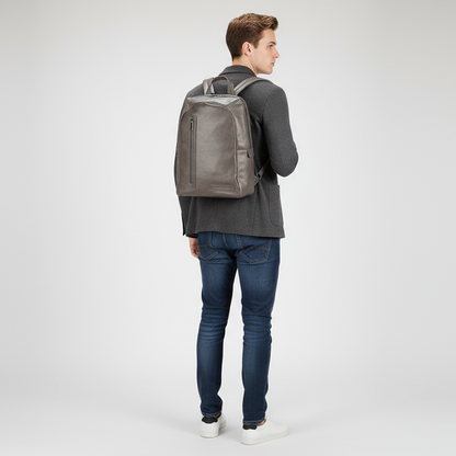 Ragazzo urban-chic con zaino grigio in evidenza